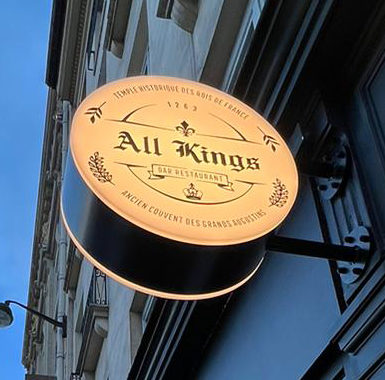 Illuminated letters and a luminous flag for the Parisian establishment All Kings.